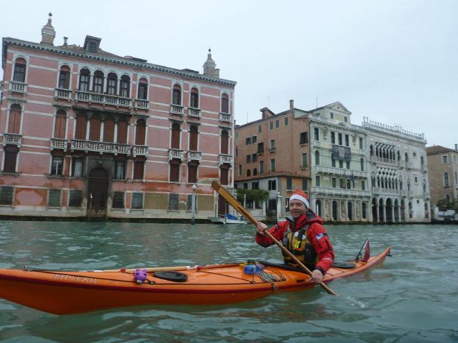 René in kayak sul Grand Canal a natale